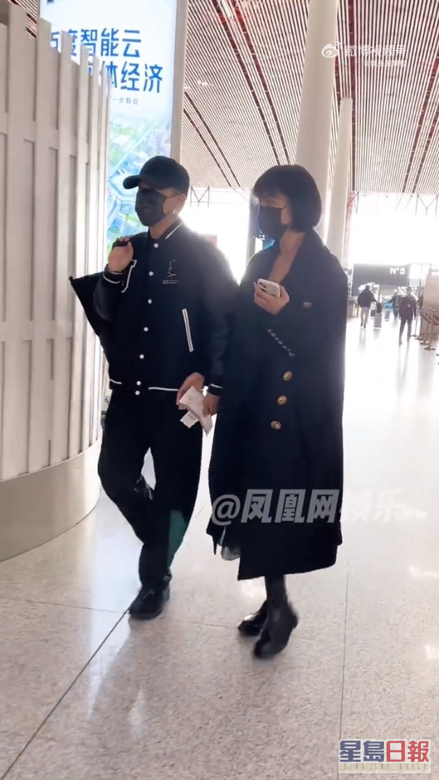 刘恺威及李晓峰绕手现身机场。  ​