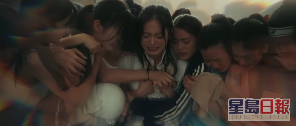 黄可盈（右四）于MV饰演其中一名中学生。