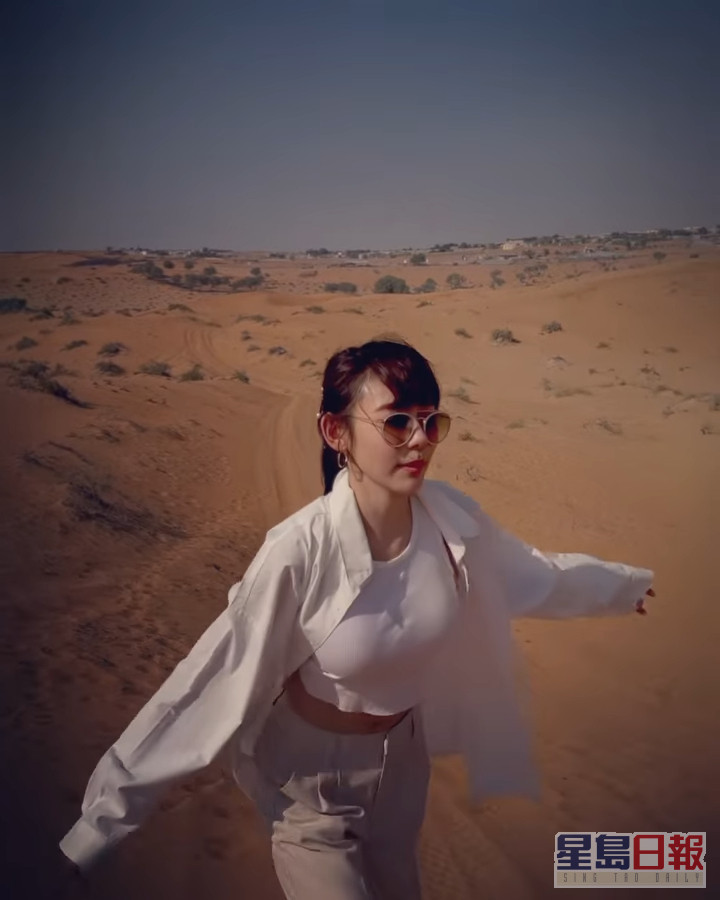 林明禎在沙漠上大擺Pose。  ​