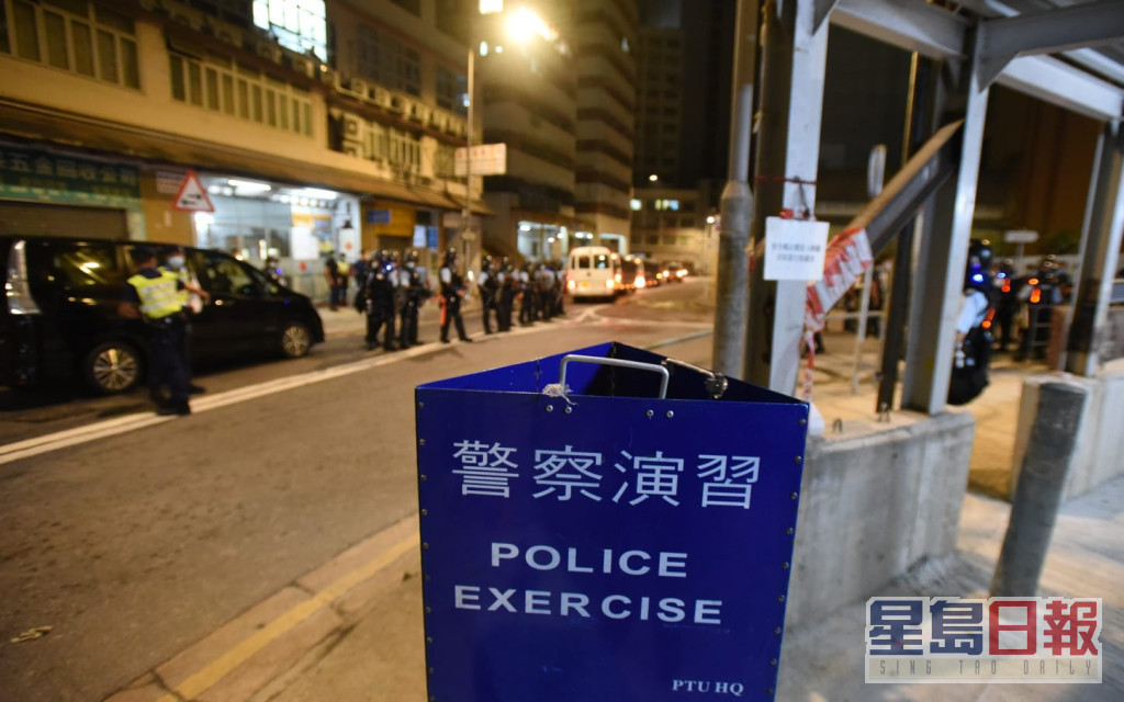 警方於葵涌打磚坪街一帶演習。