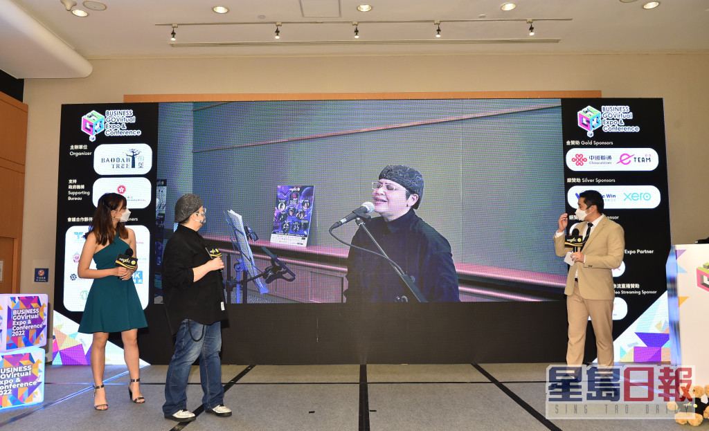 白嘉倩和葉倬寧體驗了現場的虛擬演唱世界。