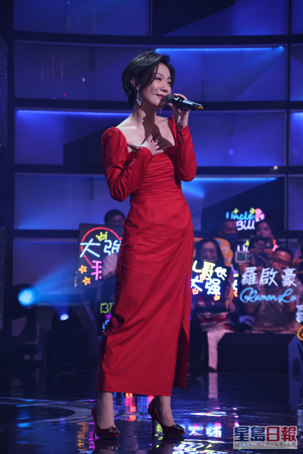 首回合第二轮，红组的龙婷唱出王菲《梦中人》。  ​