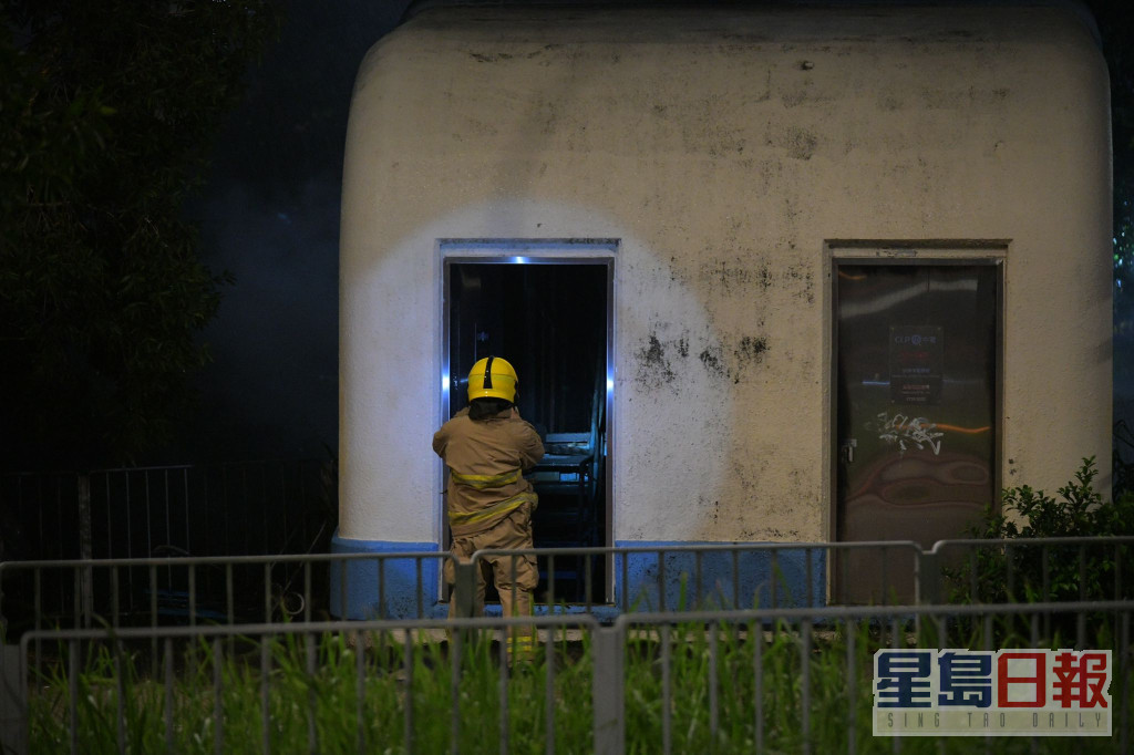 消防員晚上9時左右將火警撲熄，並在場視察，調查火警原因。