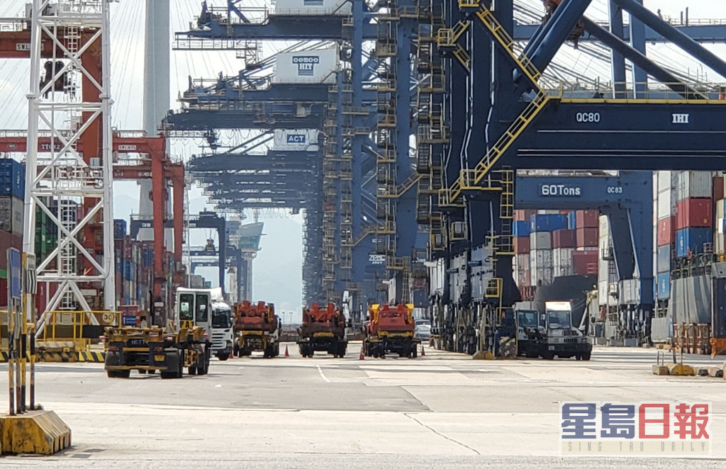 陈茂波认为本港应继续保持在空运及海运的优势。资料图片