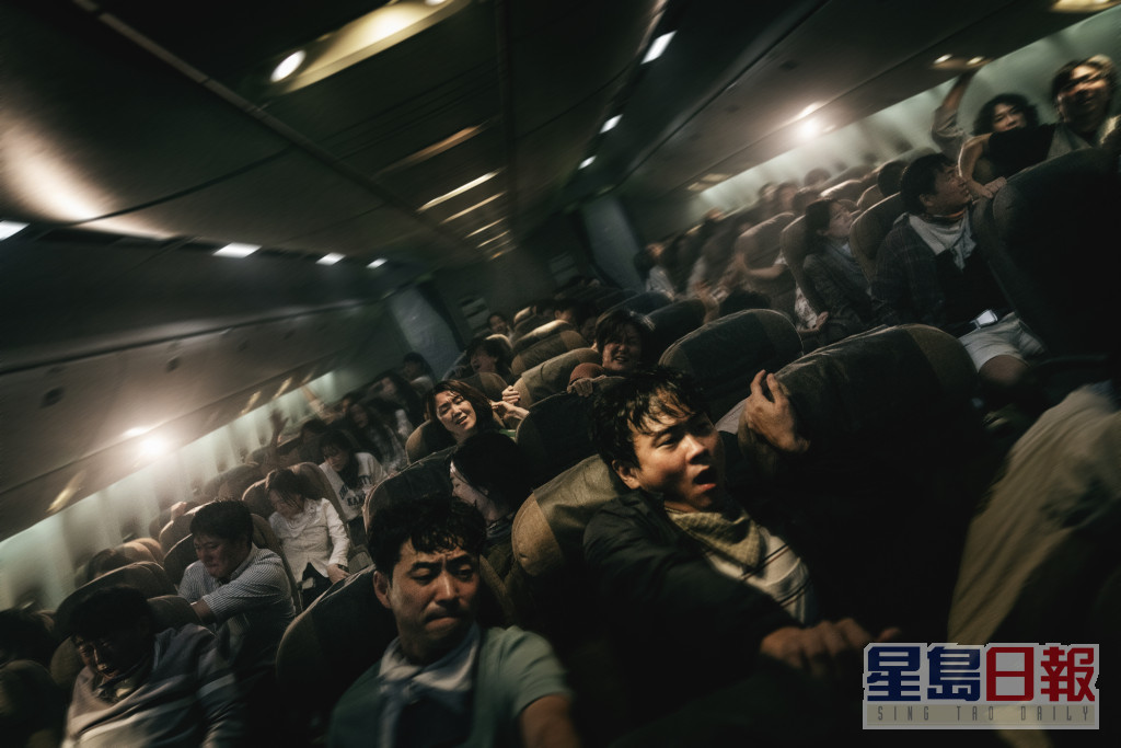 《尸杀列车》及《与神同行》美术导演联手营造出1:1机舱进行拍摄。