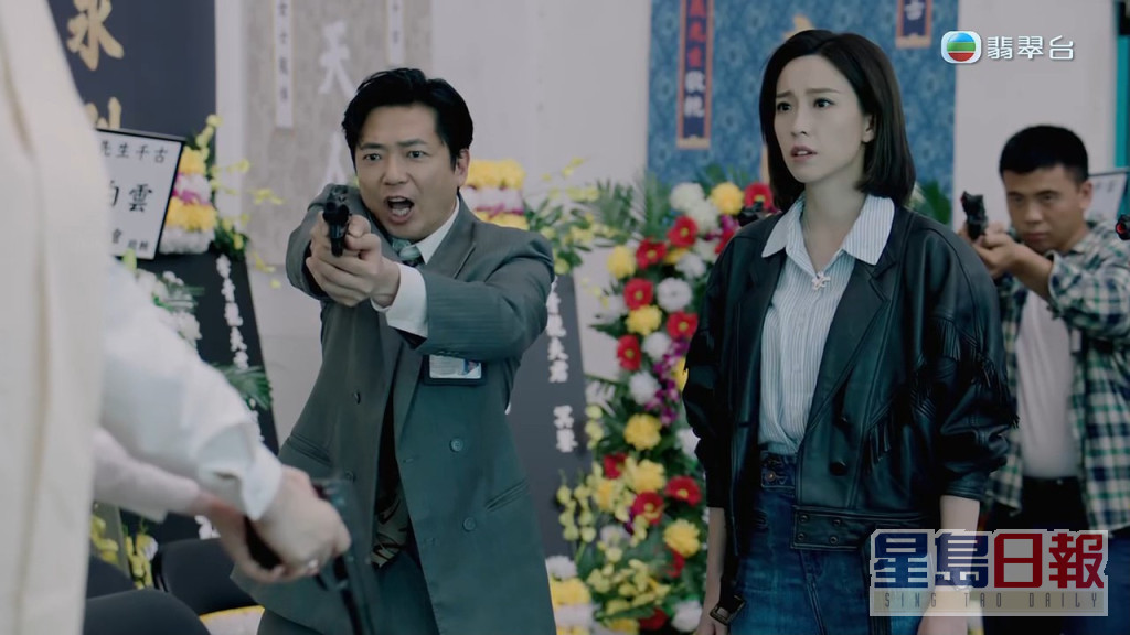 陳法蓉搶去手槍，對住鄭恕峰連開多槍為老公唐文龍報復，隨即被警察拘捕。