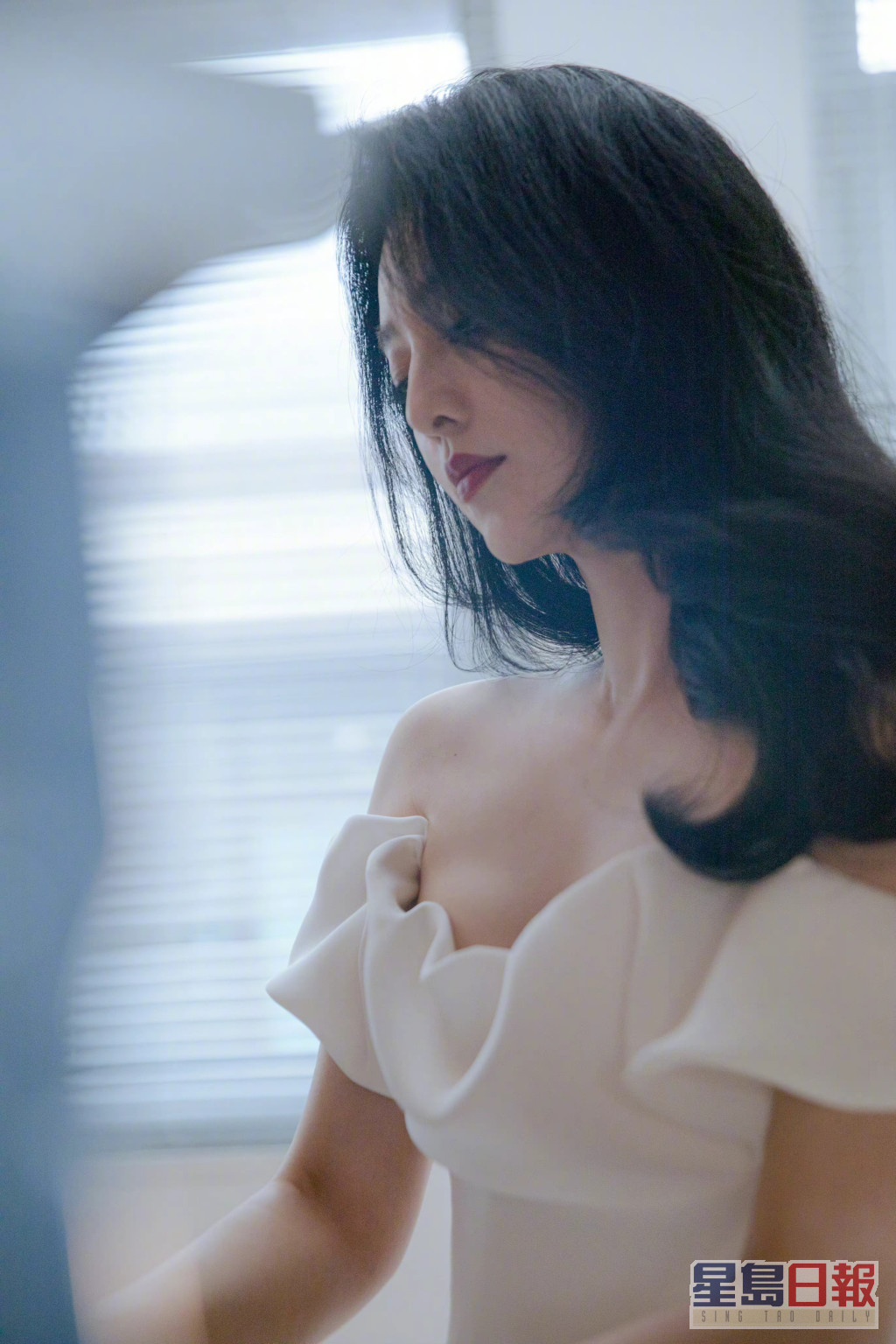 日前范冰冰在韩国釜山国际电影节获颁「杰出亚洲演员奖」，她虽然未有亲身到场领奖，但预先拍下致谢词，她言谈间透露「明年见」，令网民暗示范冰冰明年会正式复出。