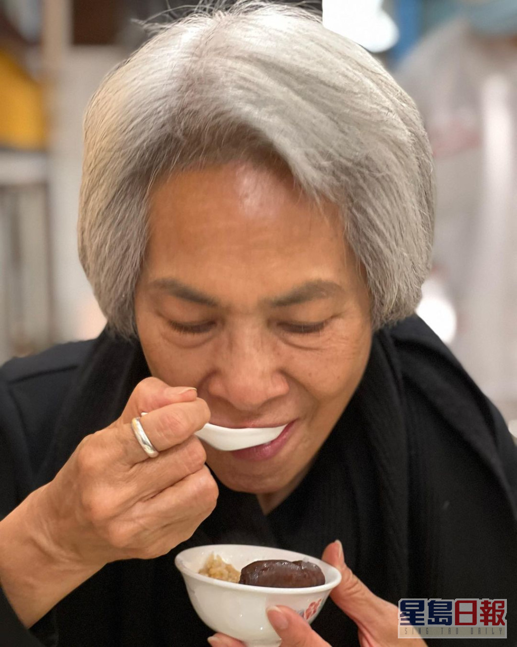 70岁的邓锦群已满头白发。