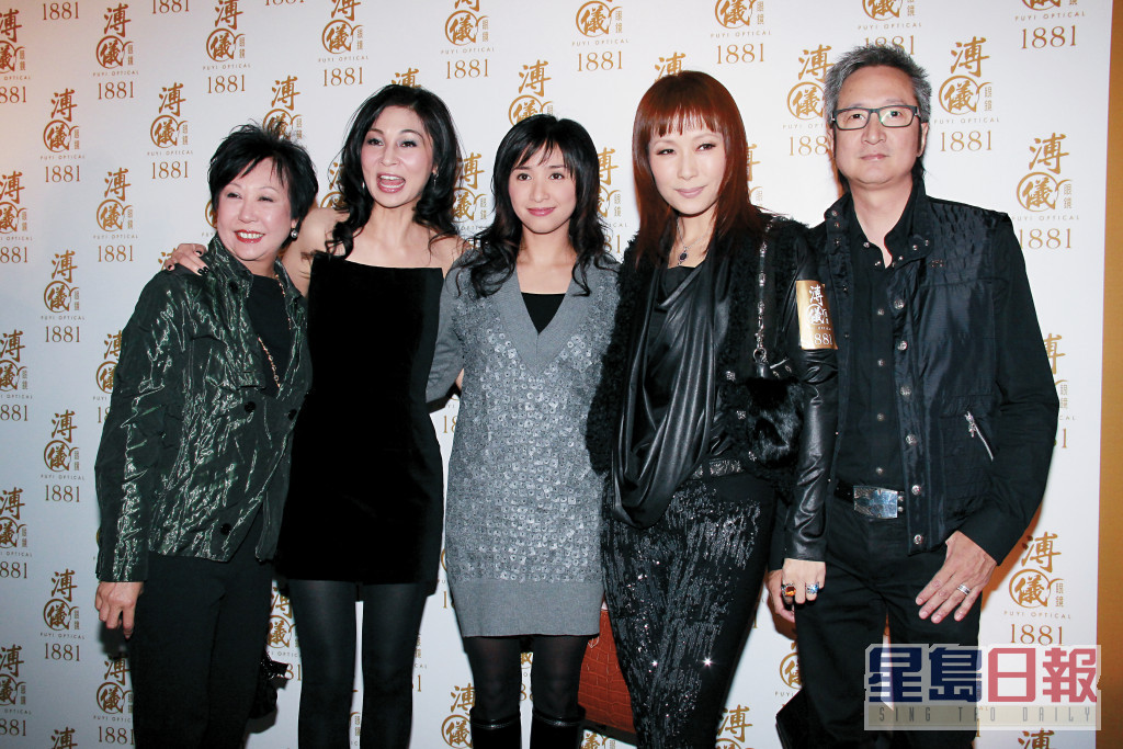 吴婉芳与冯美基、邱李茂琪、叶童及其丈夫陈国熹，于2009年时出席活动。