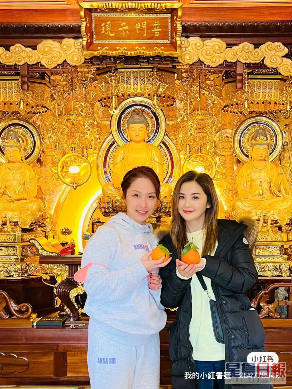 有網民在佛寺參拜時，遇上阿Sa和阿嬌。
