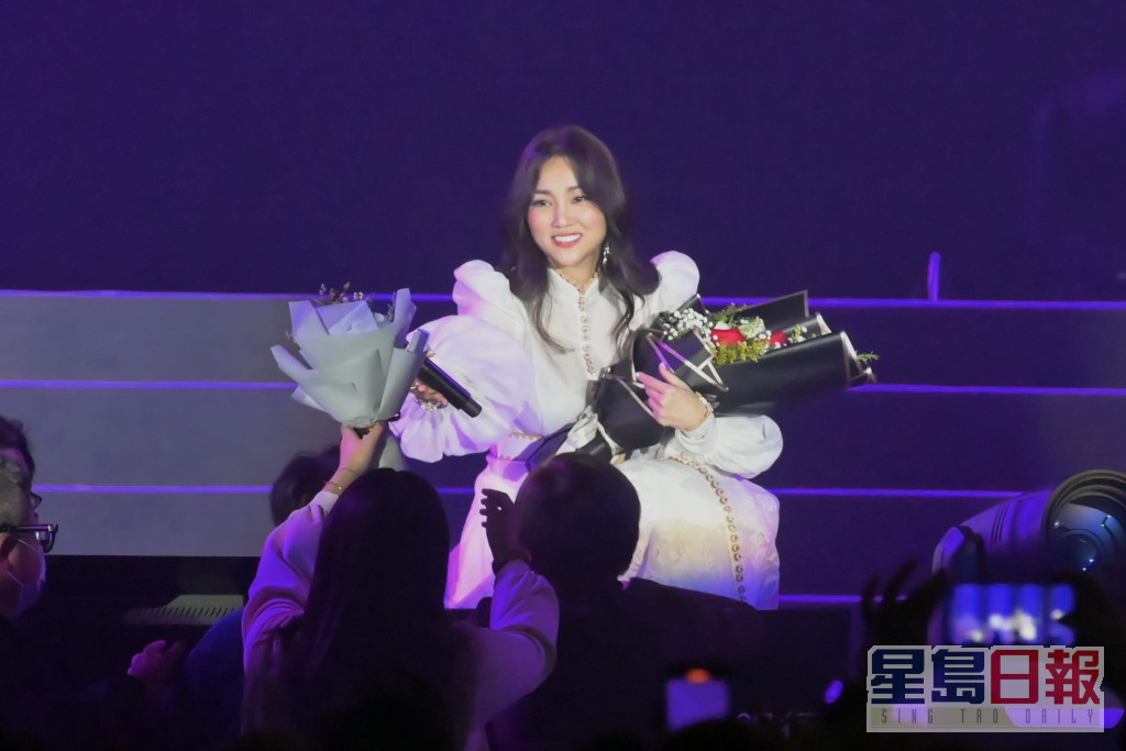 歌迷送上鲜花给Kay。