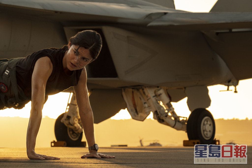 「鳳凰」（莫妮卡巴巴羅 飾）海軍少有的女性戰機師，實力勝過不少同儕機師。
