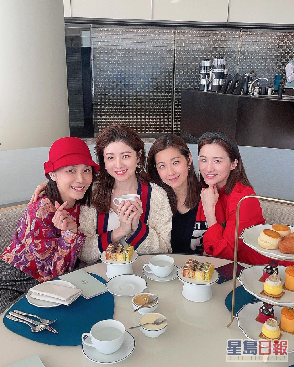 四位美女連立春亦不放過，黃芳雯昨晚亦貼出四女在酒店歎下午茶的照片，留言說：「立春，祝大家和三位美人一樣白富美。」