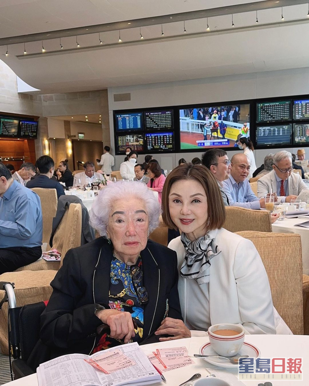 谢玲玲（右）与「前奶奶」余宝珠以「永远的奶奶」同「永远的新抱」相称。