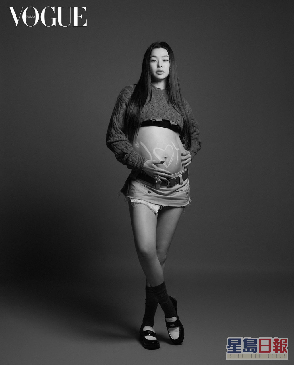 李荷妮近日公開為雜誌拍攝的孕照。（韓國版《VOGUE》照片）