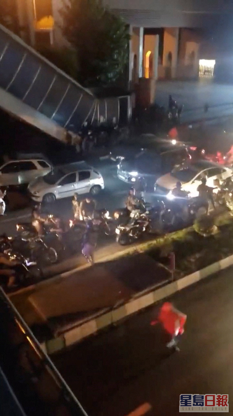 德黑蘭有大學生與防暴警爆發衝突。REUTERS