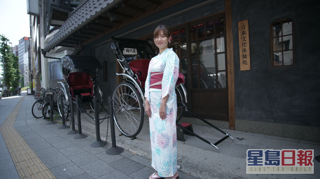 廖熙琳穿着浴衣搭人力車，再回味這個充滿日式風情的地方。