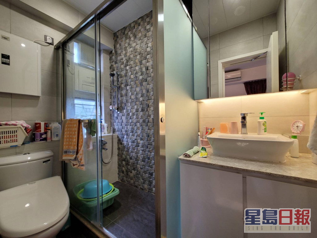 浴室設洗手盆櫃及鏡櫃，方便收納衞浴用品。