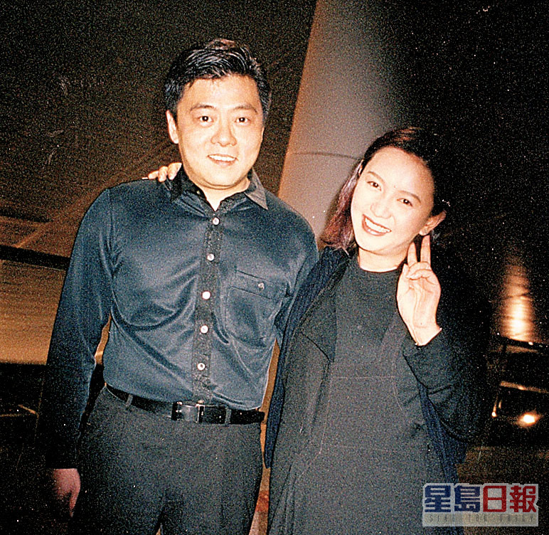 曾华倩于1996年下嫁拍拖三年多的富商林肇基（左），并于1999年诞下儿子林浩贤，可惜婚姻维持6年便结束。