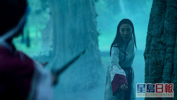 华人女星杨紫琼凭电影《奇异女侠玩救宇宙》获得音乐或喜剧类最佳女主角提名。