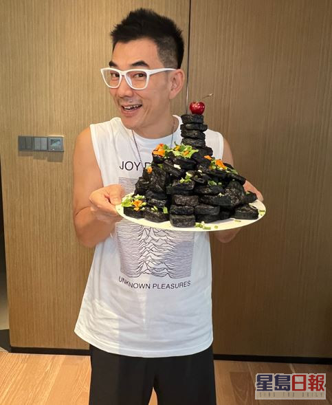 小齊收到同事用黑臭豆腐砌成的生日蛋糕。