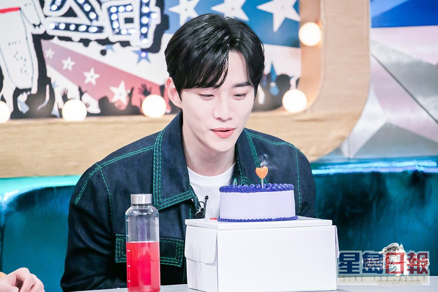 俊昊获节目组送上蛋糕庆祝生日。