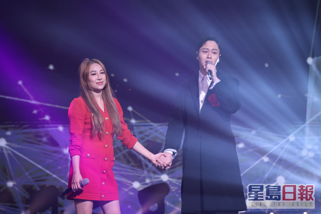 曹敏寶與謝東閔合唱。