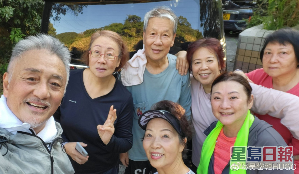 劉江離巢後大幅減產，半退休生活主力陪結婚50年的太太（後右）遊山玩水。