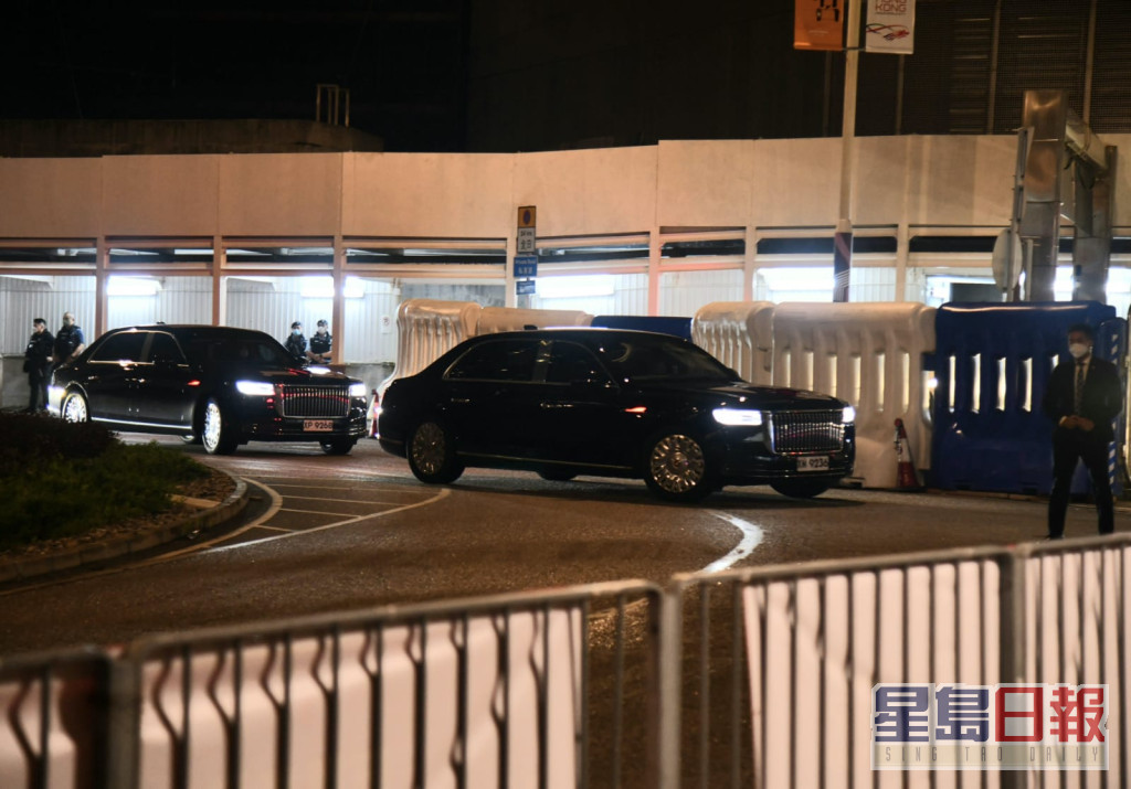 林郑月娥的座驾深夜抵达西九龙站外。