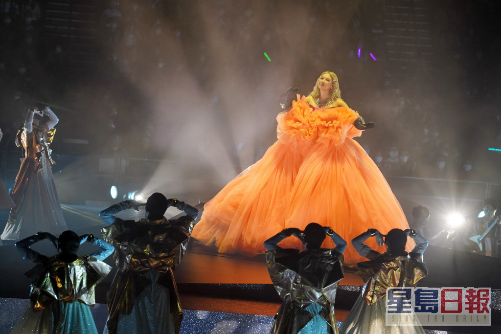 郑欣宜今年6月在红馆举行三场《Between Us 郑欣宜演唱会2022》，也是她第二次在红馆开个人骚。