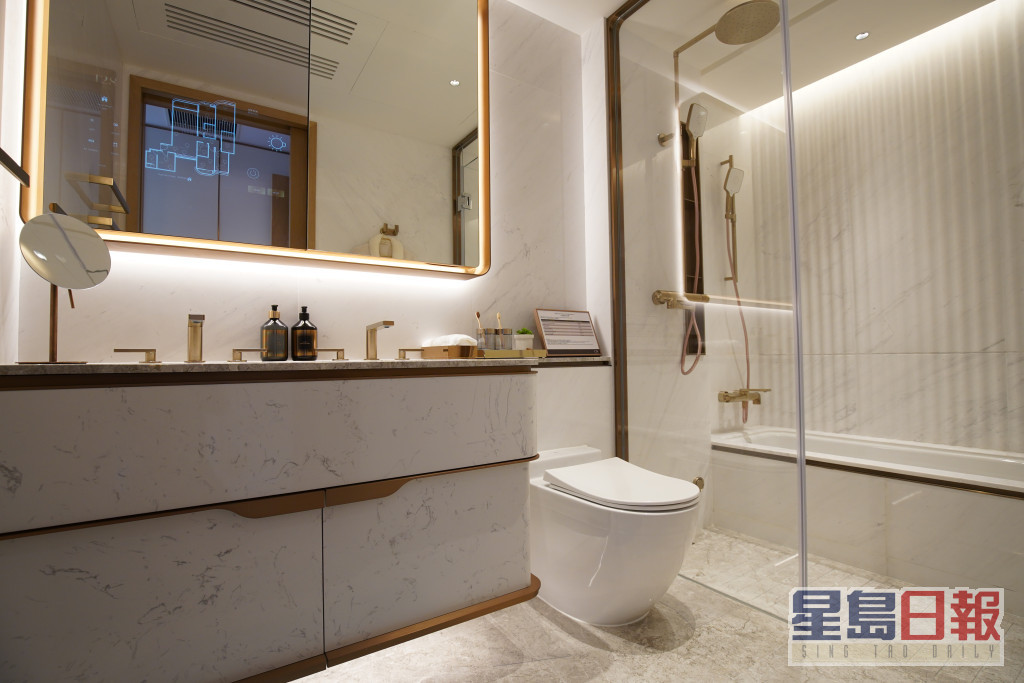 浴室設智能鏡，可控制單位多個設備。