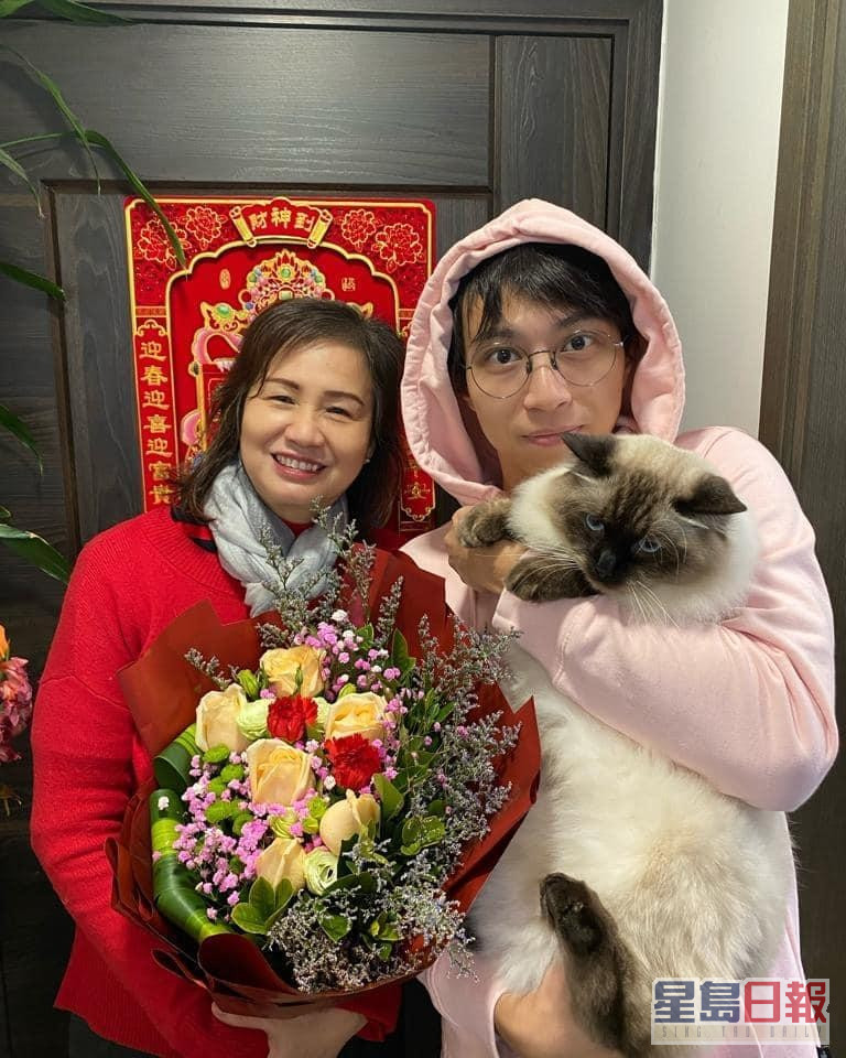 坤媽、坤哥與愛貓合照。