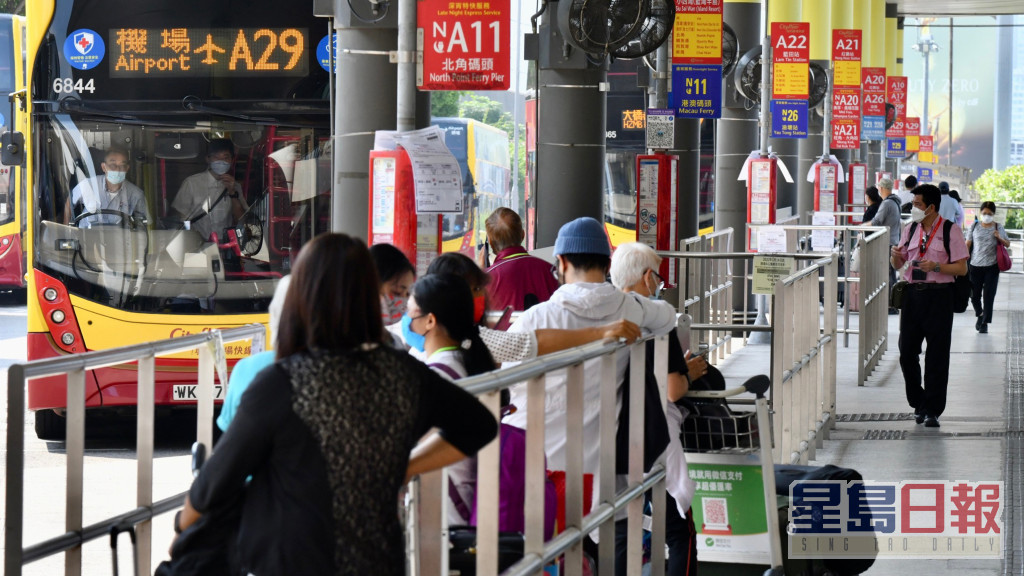 旅客可乘公共交通工具离开机场。 资料图片