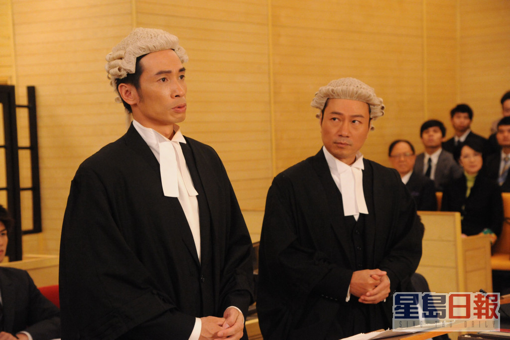 黎耀祥在劇中做律師。