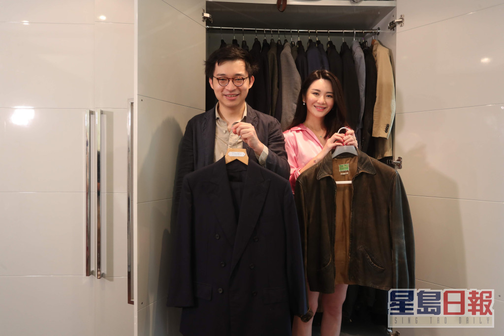 林与女友裕美拿着的服饰，是林作收藏007系列电影里的啡色皮褛。（东周刊图片）