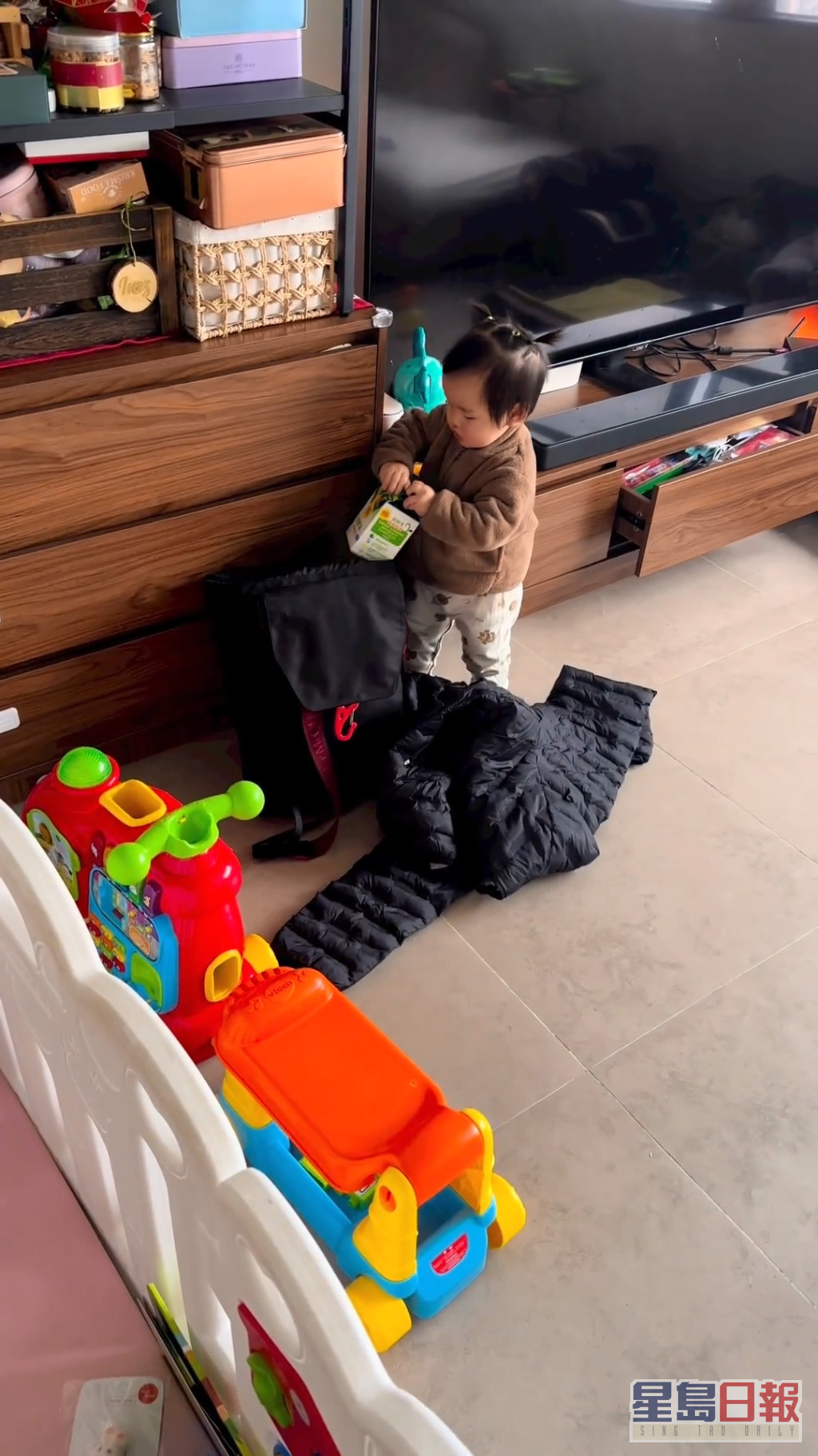 洪永城客厅环境宽敞，还有不同玩具让Sir Face玩耍。