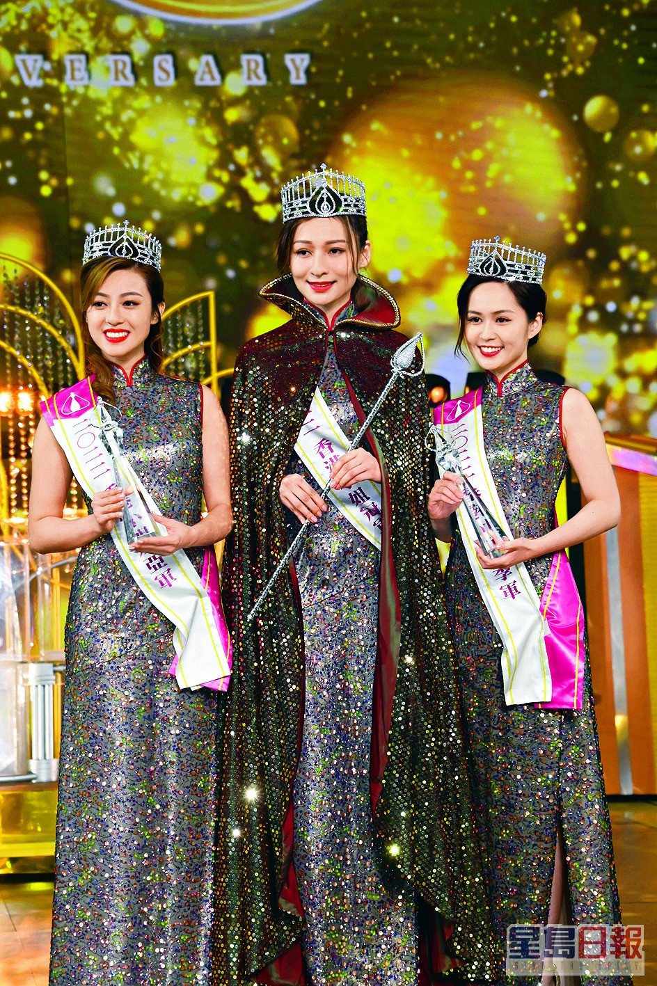 《2022香港小姐竞选》三甲名单出炉，14号梁超怡继「最上镜小姐」之后，再下一城获选季军；4号许子萱则成为三料亚军，冠军则是8号林钰洧夺得。