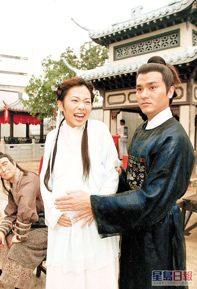 2000年陈松伶拍毕《金装四大才子》后，就开始减少在港的幕前演出。