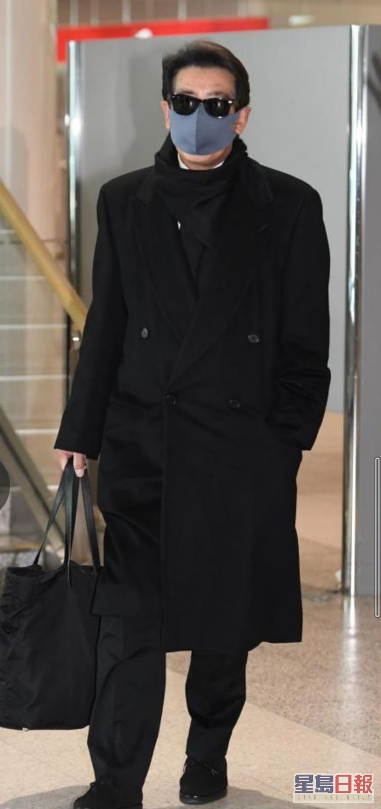 明日71岁生日的神田正辉全黑装束现身机场，一脸哀伤。