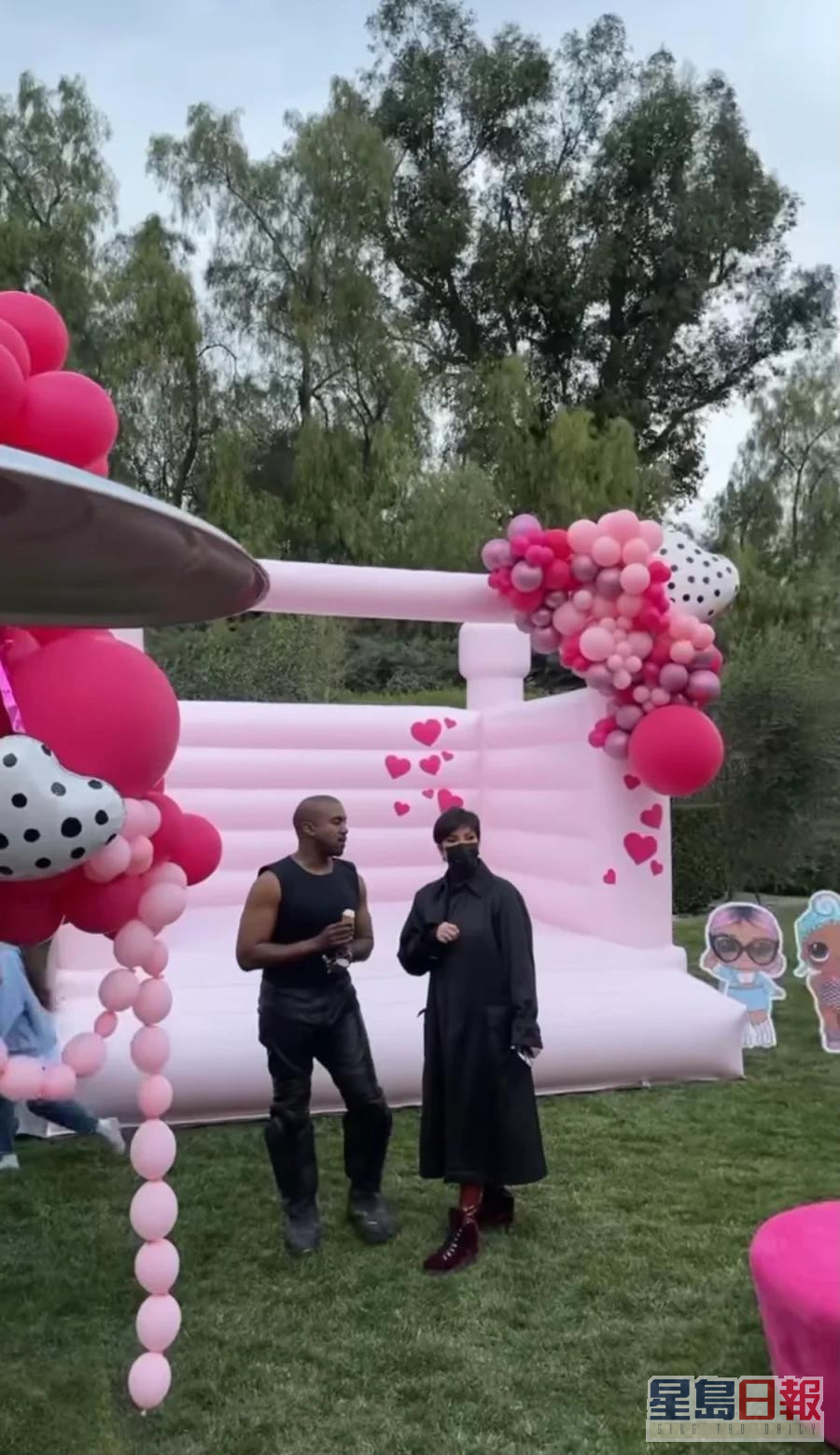 Travis Baker女兒上載照片見到Kanye與Kim母親Kris Jenner在生日會上聊天。