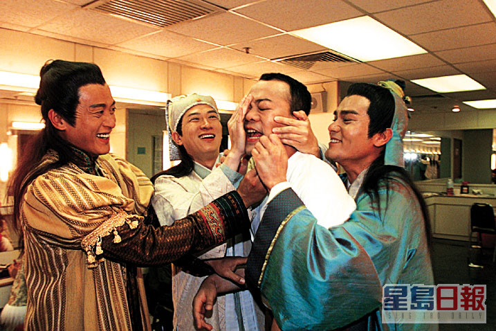 2000年，魏骏杰曾演出TVB剧《金装四大才子》。