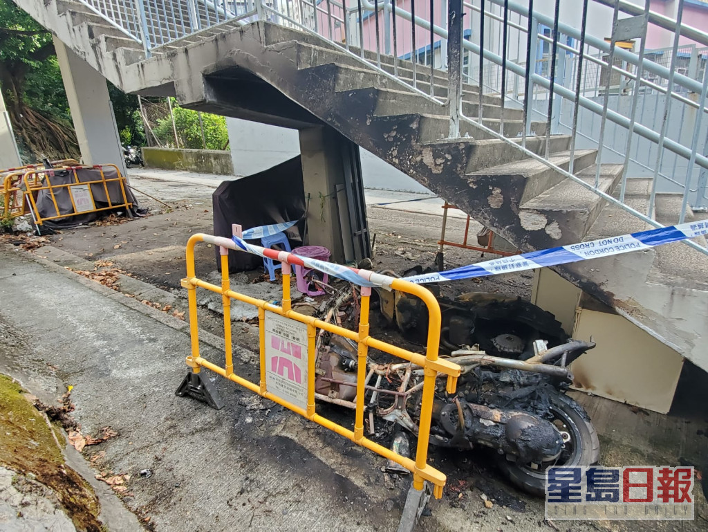 涉事的兩部棄置電單車被燒至熏黑。