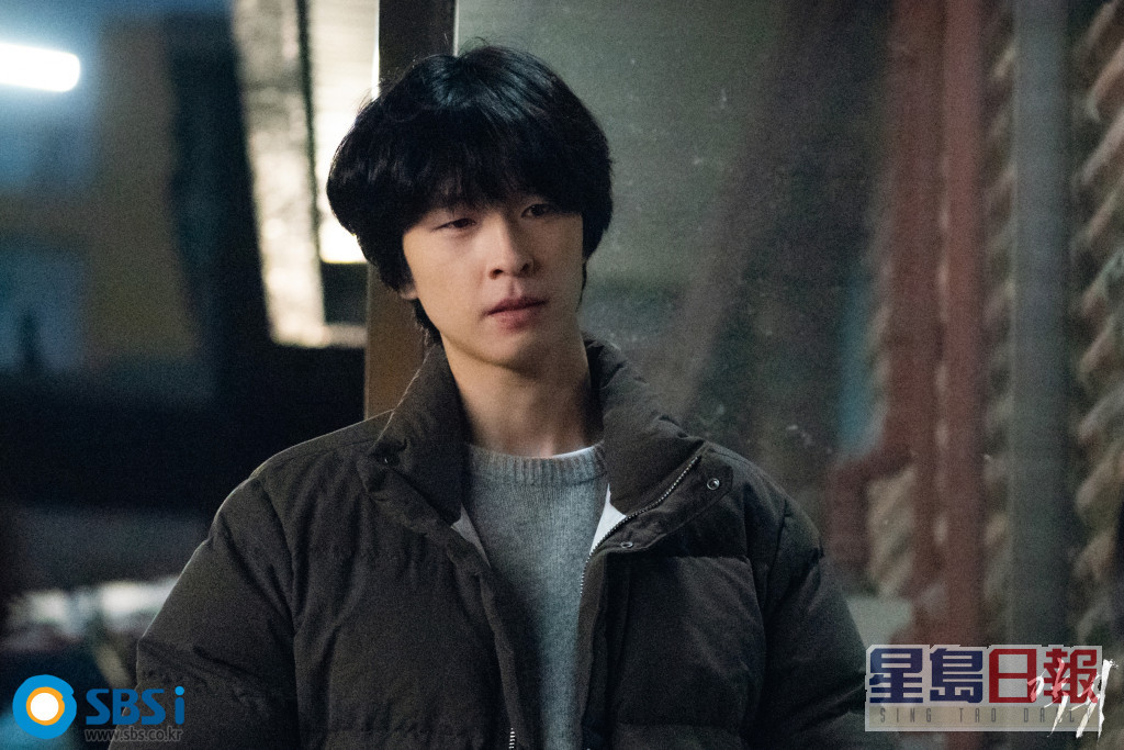 洪慶飾演李洪思是首爾廳暴力犯罪調查隊的警衛，經常把「警察大學首席」掛在嘴邊，抱着成爲最年輕的警察廳廳長的夢想。