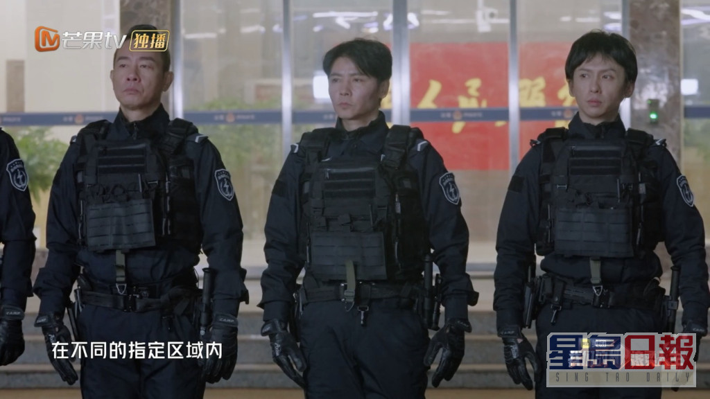  陳小春（左）和張晉（中）接受特警訓練。