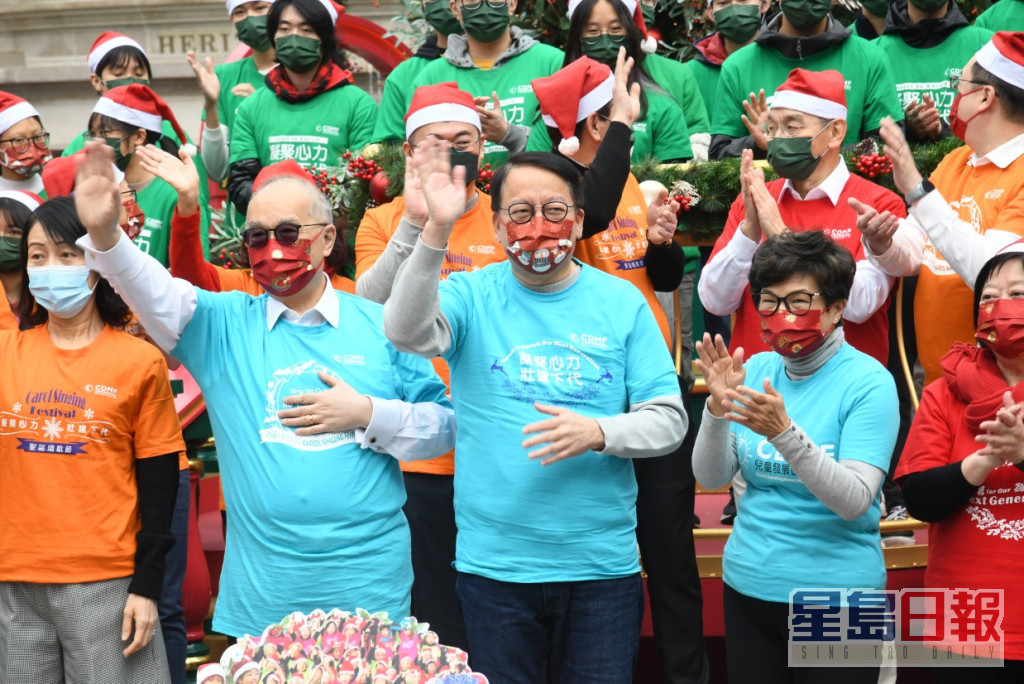 陈国基表示实体圣诞颂歌节象徵香港复常之路稳步前进。何健勇摄