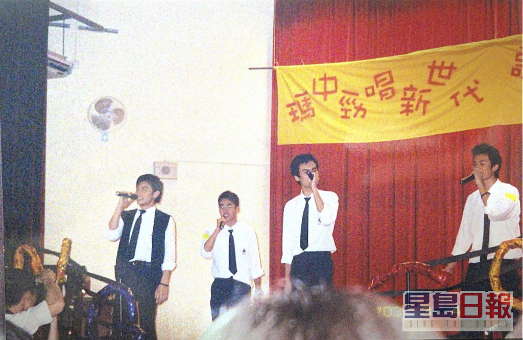 直到中学毕业典礼上，周吉佩获朋友邀请献出唱歌表演的「第一次」，始令他觉得「表演音乐」是一件乐事，同年欣赏台湾歌手陶喆的演唱会，震撼的演出使他定下一定要唱歌及弹结他的目标。