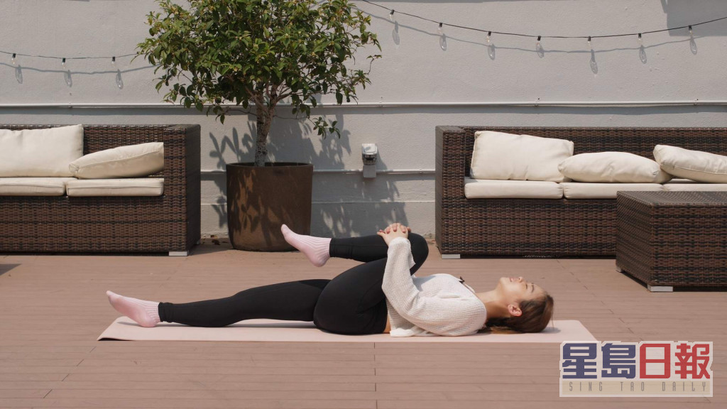 Crystal露两手，教大家如何用瑜伽动作舒缓胃痛。