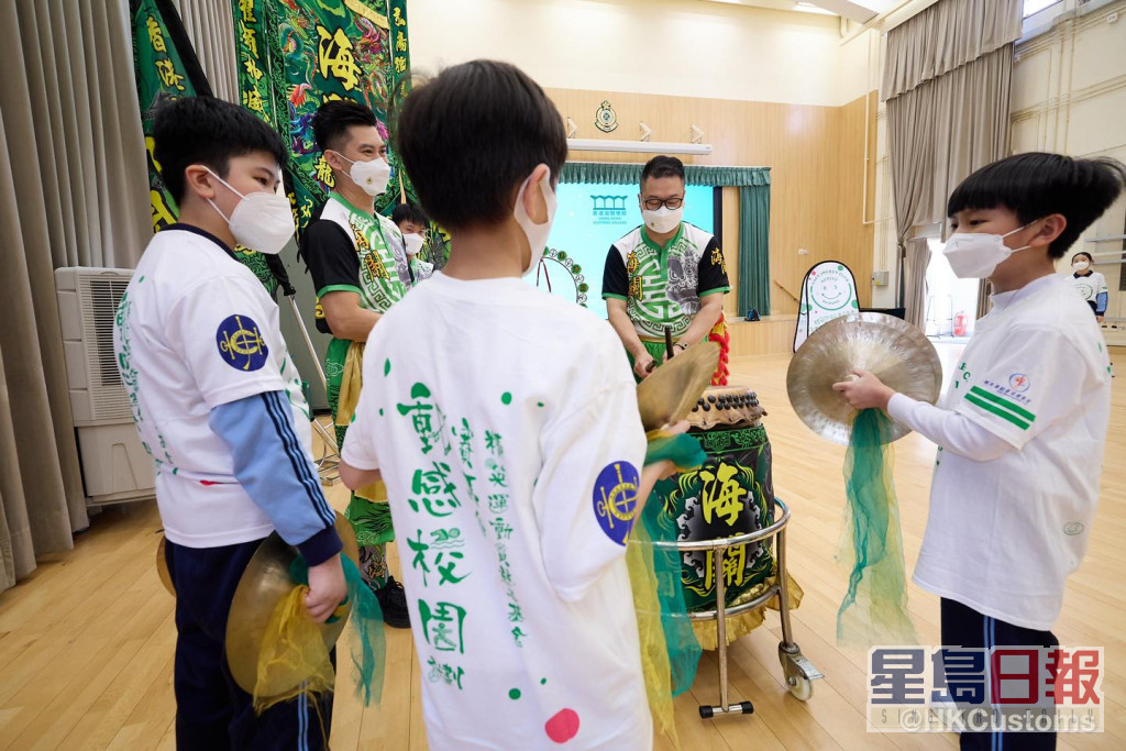 参加体验日的同学接受龙狮舞同龙狮乐器训练。香港海关facebook图片