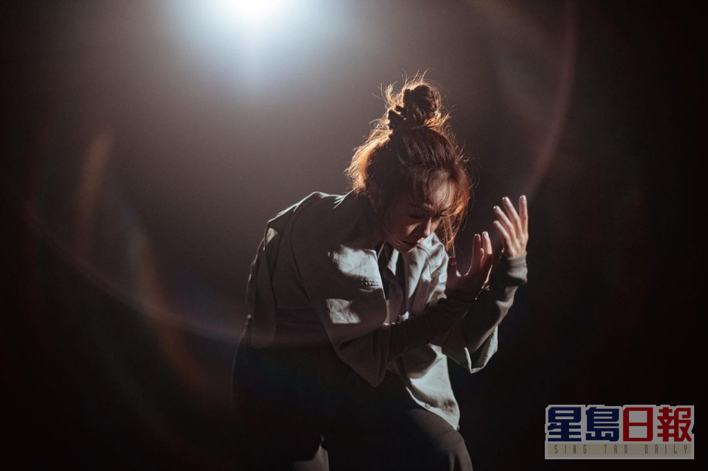 黄心颖在MV中展示舞技。