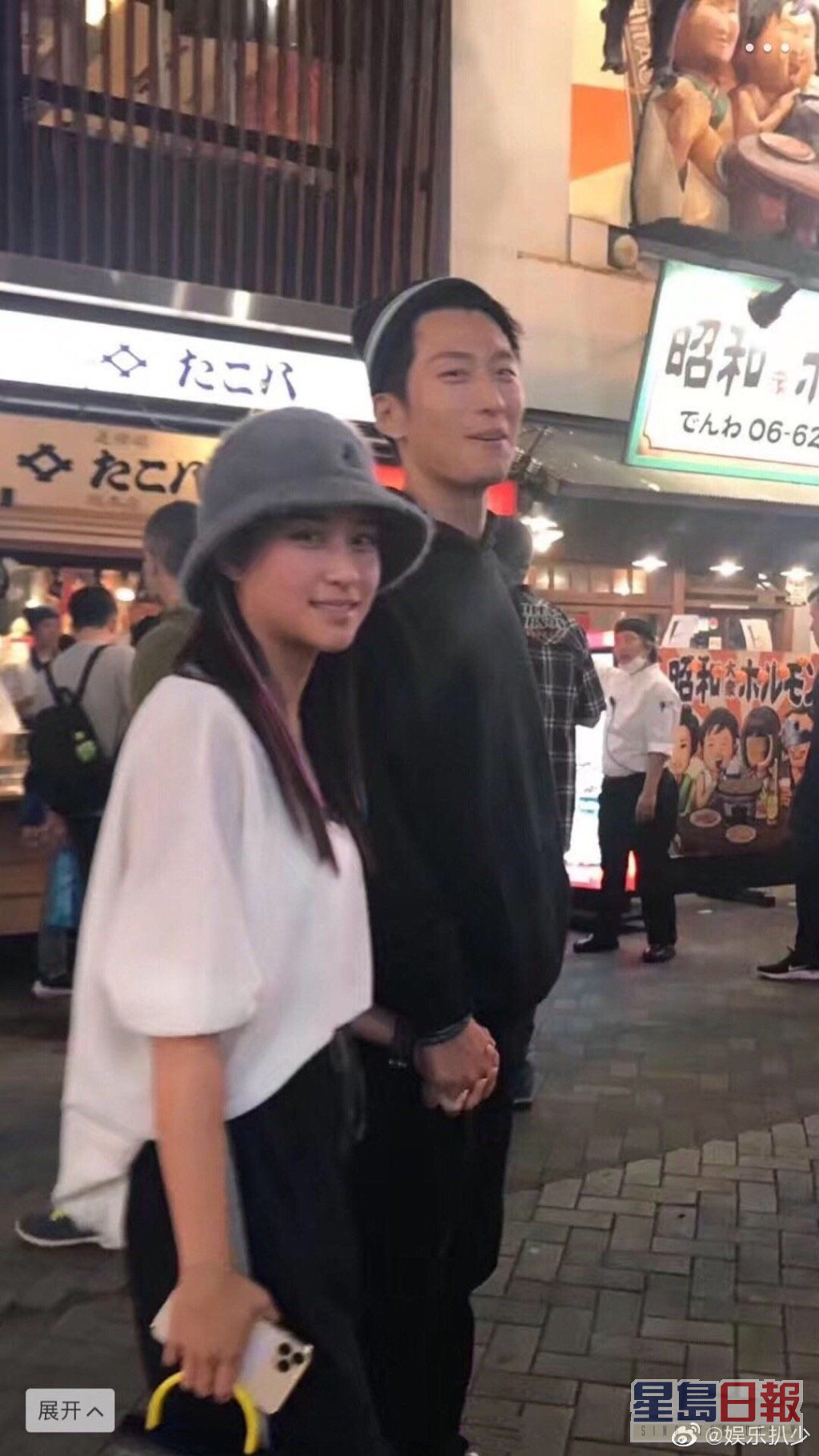 2019年何超莲跟窦骁被捕获十指紧扣蜜游日本。